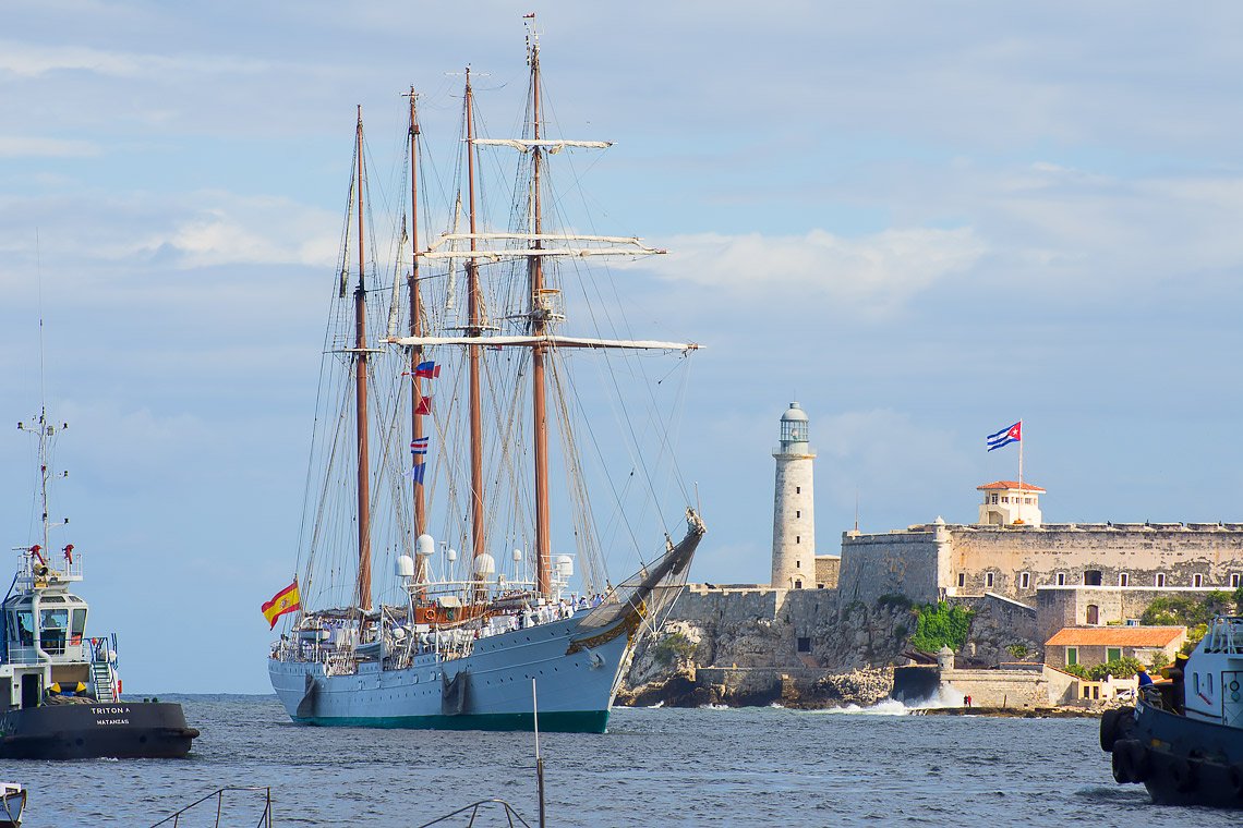 El buque escuela de la Armada española Juan Sebastián de Elcano, entran a la bahía de La Habana el jueves 12 de mayo de 2022. Foto: Otmaro Rodríguez.