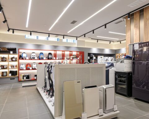 Stores warn of shortages of electronic products