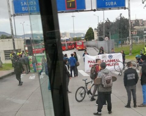 Suba TransMilenio Portal: Demonstrations generate roadblocks