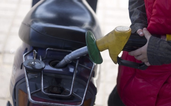 Super gasoline has exceeded the barrier of $80 pesos: it will cost $80.88 a liter and diesel $64.99