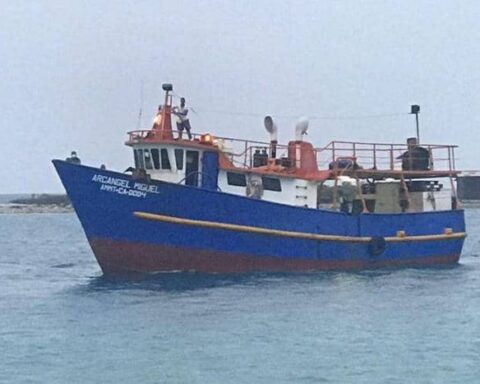 Survives 1 of the 7 Venezuelan crew members who were shipwrecked in Colombian waters