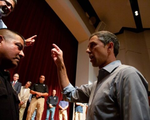 Beto O'Rourke increpa al gobernador de Texas, Greg Abbot. Foto: KUT.org.