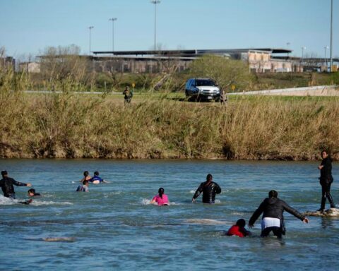 Migrantes cruzan el Río Bravo hacia Estados Unidos, vistos desde Piedras Negras, México, 17 de febrero de 2019. REUTERS/Alexandre Meneghini