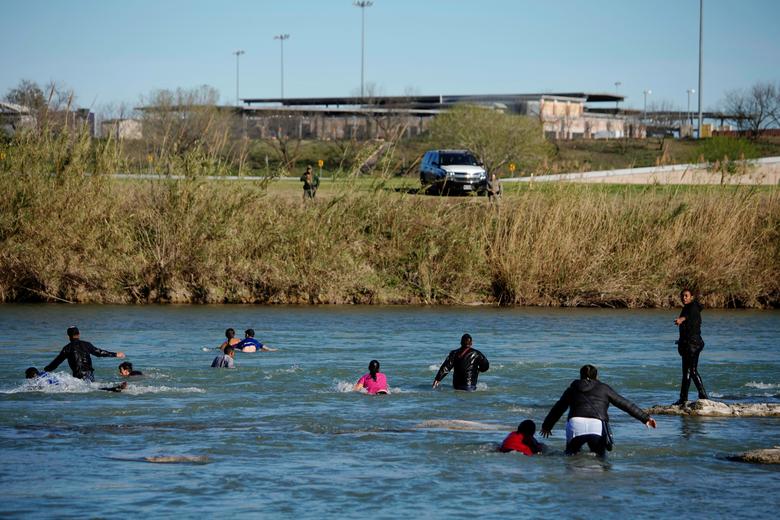 Migrantes cruzan el Río Bravo hacia Estados Unidos, vistos desde Piedras Negras, México, 17 de febrero de 2019. REUTERS/Alexandre Meneghini