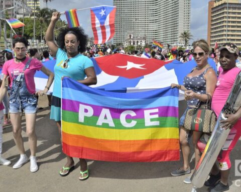 Activistas y miembros de la comunidad LGTBIQ+ participan en la Conga Cubana contra la Homofobia y la Transfobia, en La Habana. Foto: Otmaro Rodríguez / Archivo.