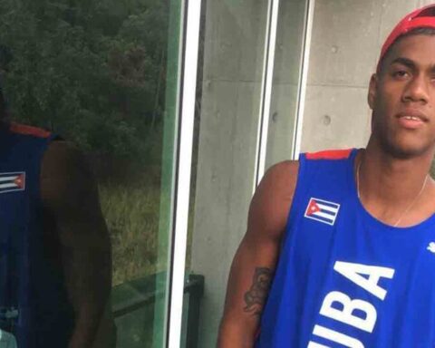 The Cuban sprinter 'Centella de Simpson' escapes after arriving at the airport in Madrid