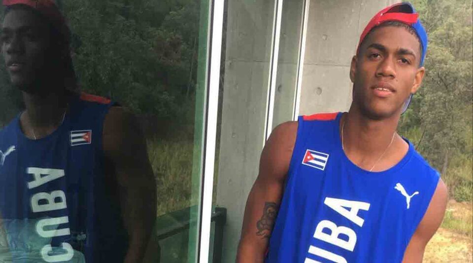 The Cuban sprinter 'Centella de Simpson' escapes after arriving at the airport in Madrid