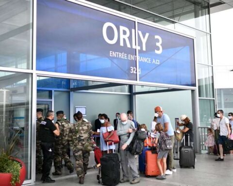 The European Union lifts from Monday the obligation to wear masks on planes and airports