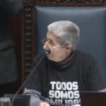 La senadora frenteamplista, Amanda Della Ventura, provocó el enojo del Partido Nacional usando una camiseta que recuerda a los detenidos desaparecidos.