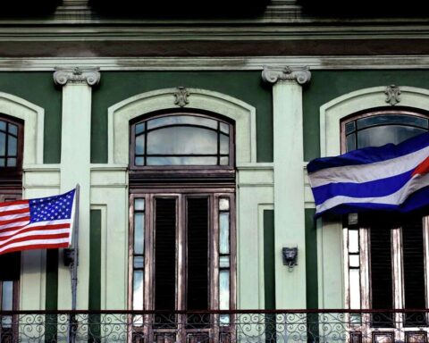 En esta foto del 19 de enero de 2015, una bandera cubana y estadounidense ondean desde el balcón del Hotel Saratoga.  Foto: Ramón Espinosa/AP.