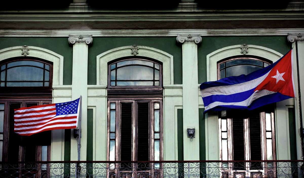 En esta foto del 19 de enero de 2015, una bandera cubana y estadounidense ondean desde el balcón del Hotel Saratoga.  Foto: Ramón Espinosa/AP.