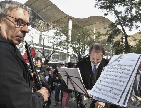 The Symphonic Band of the City claimed in front of the Buenos Aires Government headquarters