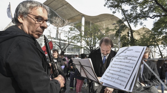 The Symphonic Band of the City claimed in front of the Buenos Aires Government headquarters