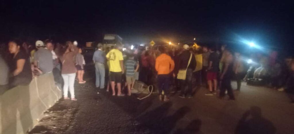 The blockade in Pailón is suspended;  the villagers accompany the family of the victim of femicide