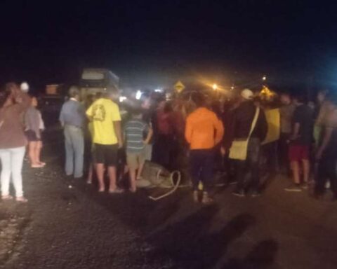 The blockade in Pailón is suspended;  the villagers accompany the family of the victim of femicide