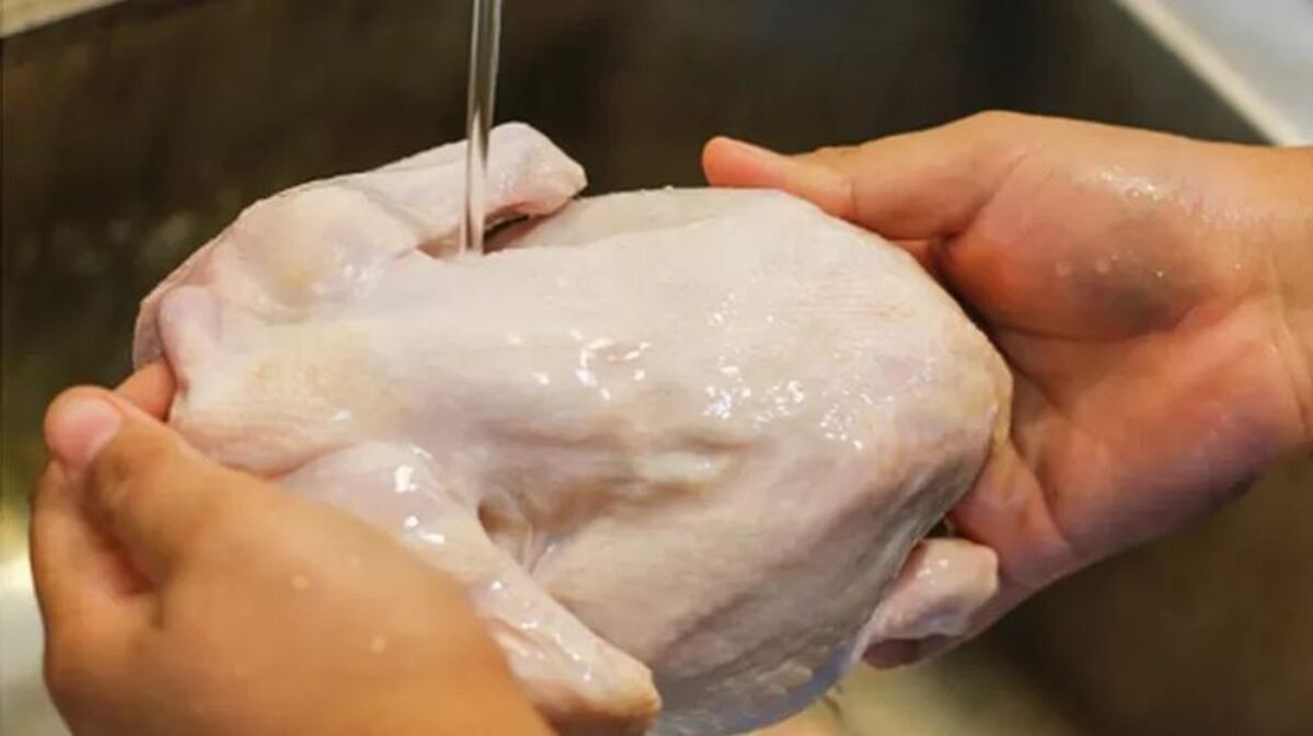 The dangers of washing chicken: how to avoid food poisoning