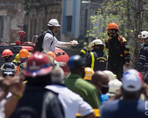 Rescatistas en el hotel Saratoga. Foto: Otmaro Rodríguez/OnCuba.