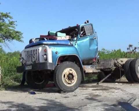 Camión accidentado en la provincia cubana de Granma. Foto: Humberto Arzuaga / CMKX Radio Bayamo.