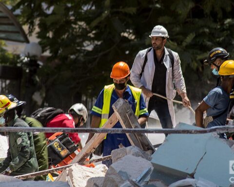 Rescatistas en el hotel Saratoga. Foto: Otmaro Rodríguez.