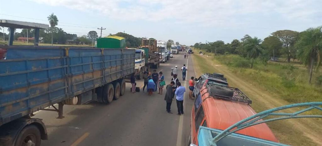 The roadblock in San Julián is maintained;  they request the presence of Governor Camacho