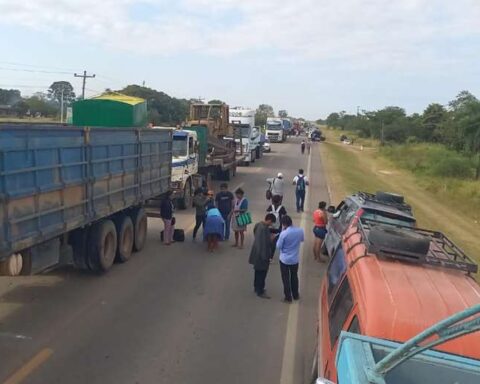 The roadblock in San Julián is maintained;  they request the presence of Governor Camacho