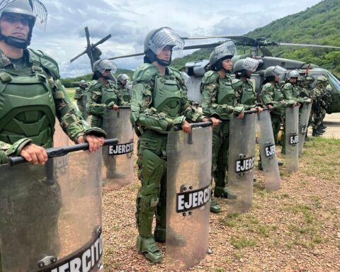 The soldiers held by peasants in Tibú were released