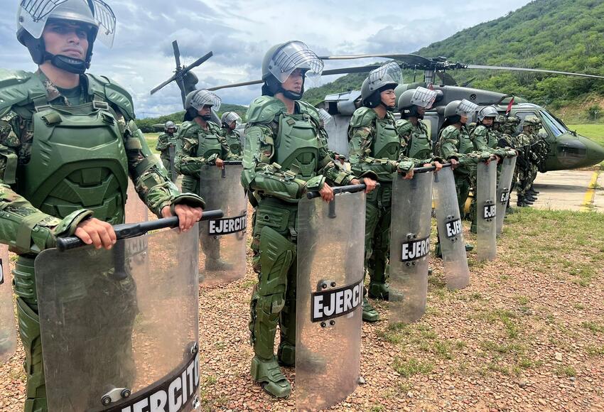 The soldiers held by peasants in Tibú were released
