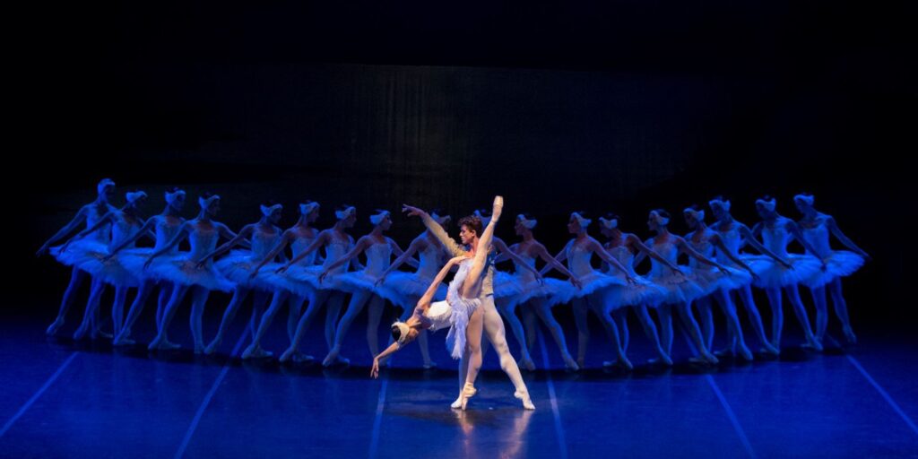 Theatro Municipal do Rio restarts season with ballet O Lago dos Cisnes