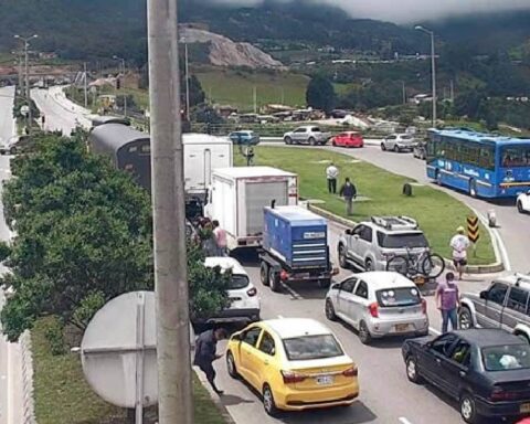 There will be closure on the Bogotá - Villavicencio road due to a serious accident