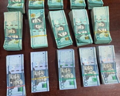 Part of the money recovered by the Police from the robbery of the securities truck in Plaza Sambil last April.