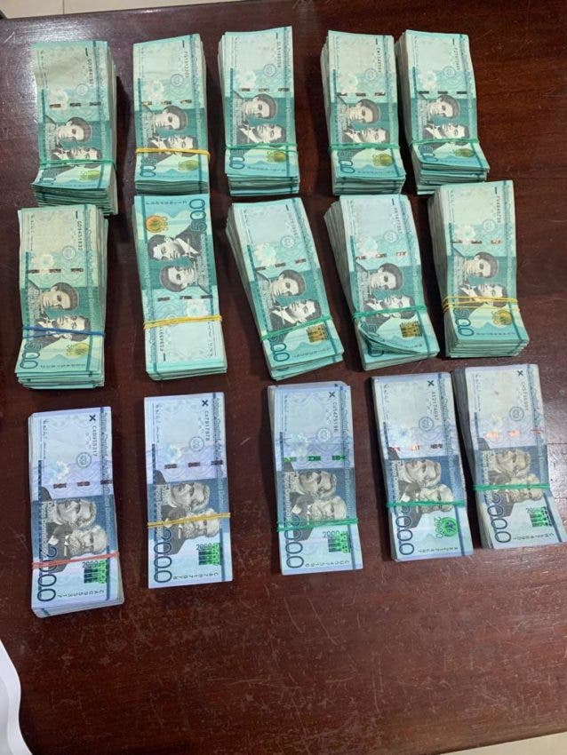 Part of the money recovered by the Police from the robbery of the securities truck in Plaza Sambil last April.