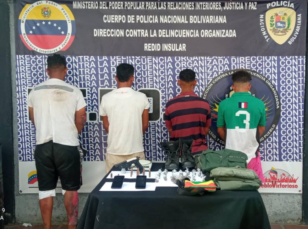 They arrested four subjects with military clothing and ammunition of war