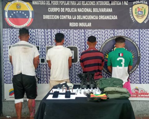 They arrested four subjects with military clothing and ammunition of war
