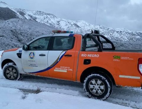 They carry out an operation to rescue vendors isolated by the snow