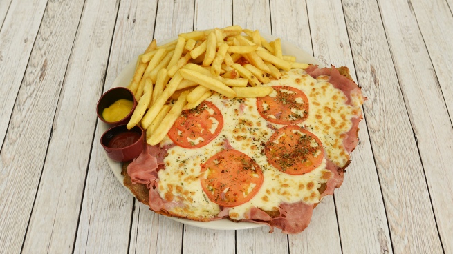 They celebrate the Day of the Milanesa with a "Neapolitan" four meters by three