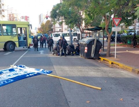 They denounced that a police officer repressed and arrested 12 cartoneros who made claims