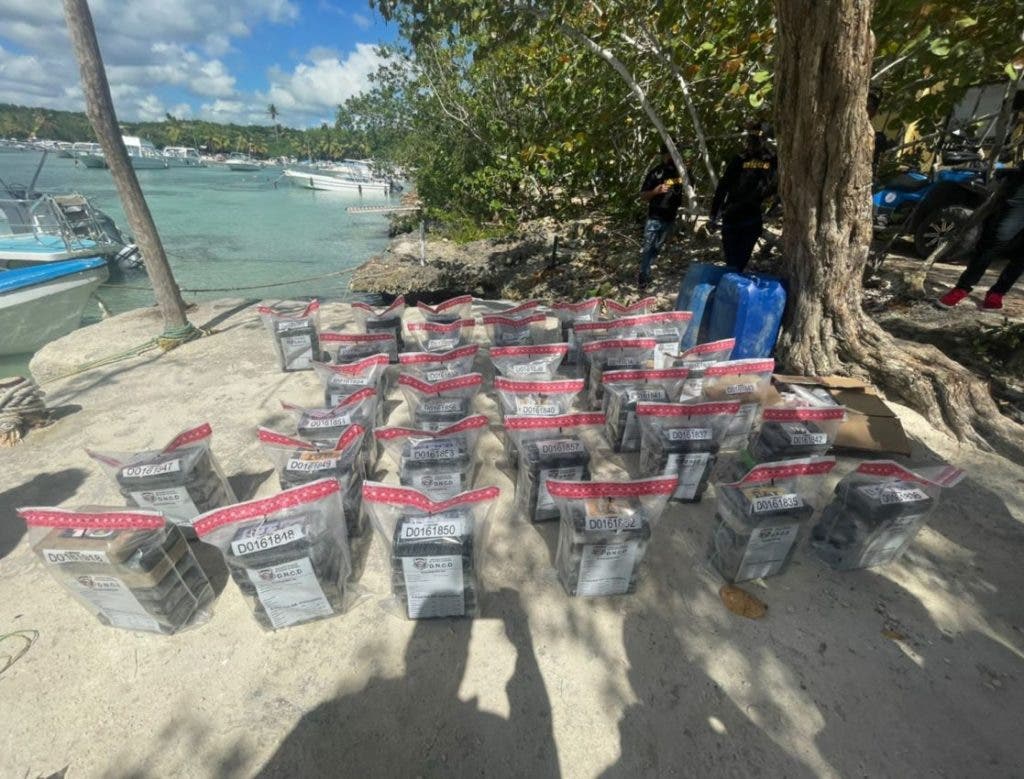 Stash of 199 packets of cocaine seized yesterday on a boat in the vicinity of Saona Island, in La Altagracia, coming from South America.  The DNCD says that the occupants of the 23-foot-long boat, equipped with two 75-horsepower engines each, managed to escape from anti-narcotics agents, but that they are wanted in a wide area.