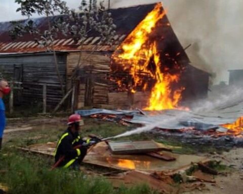 Un bombero sofocando el incendio. Foto: TelePinar.