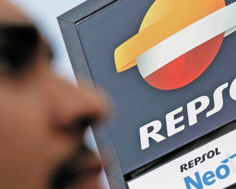 They sue Repsol for 4,500 million dollars for the oil spill in Peru