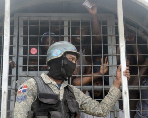 Migration agents and police officers yesterday carried out an operation against illegal Haitians in Ciudad Juan Bosch