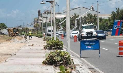 They work on the fourth stage of the Malecón promenade