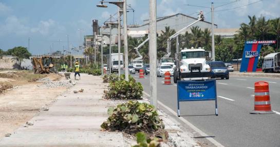 They work on the fourth stage of the Malecón promenade