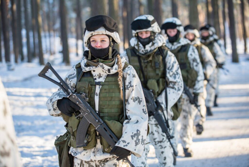 Un escuadrón de mujeres solados finlandesas se traslada hacia la frontera con Rusia.