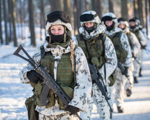 Un escuadrón de mujeres solados finlandesas se traslada hacia la frontera con Rusia.