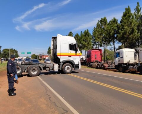 Truckers will not move for now