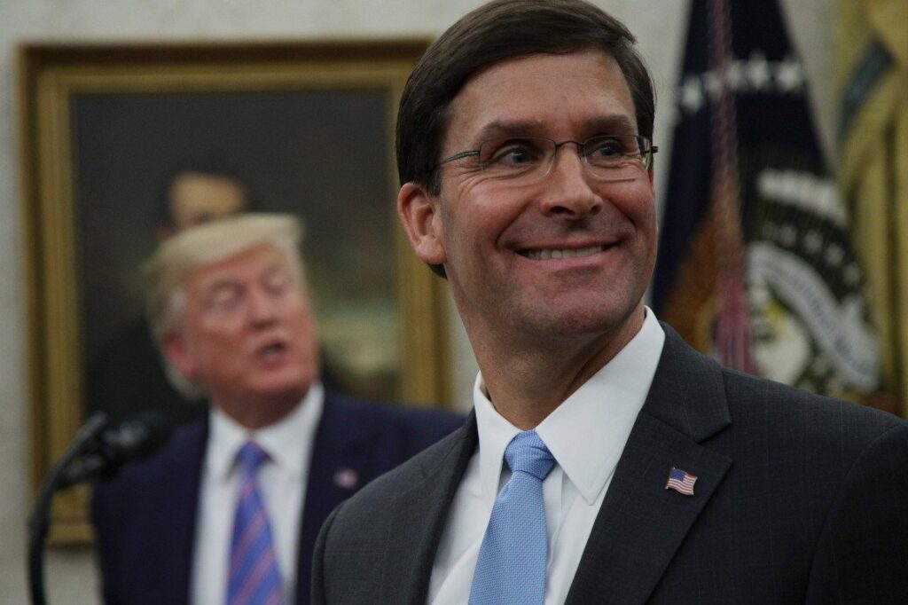 El ex secretario de Defensa, Mark Esper, en primer plano, en una reunión en la Casa Blanca.