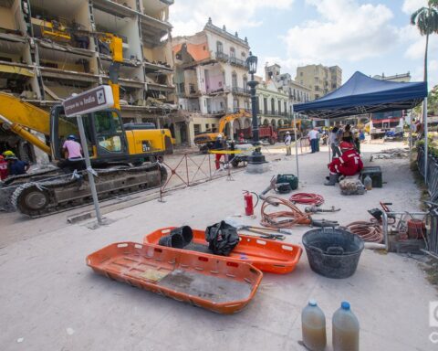 Labores en la zona del hotel Saratoga en La Habana, a varios días de la explosión ocurrida en el lugar. Foto: Otmaro Rodríguez.