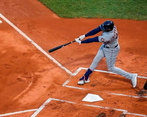 Yordan Álvarez sigue impactando con su madero. Foto: EFE.