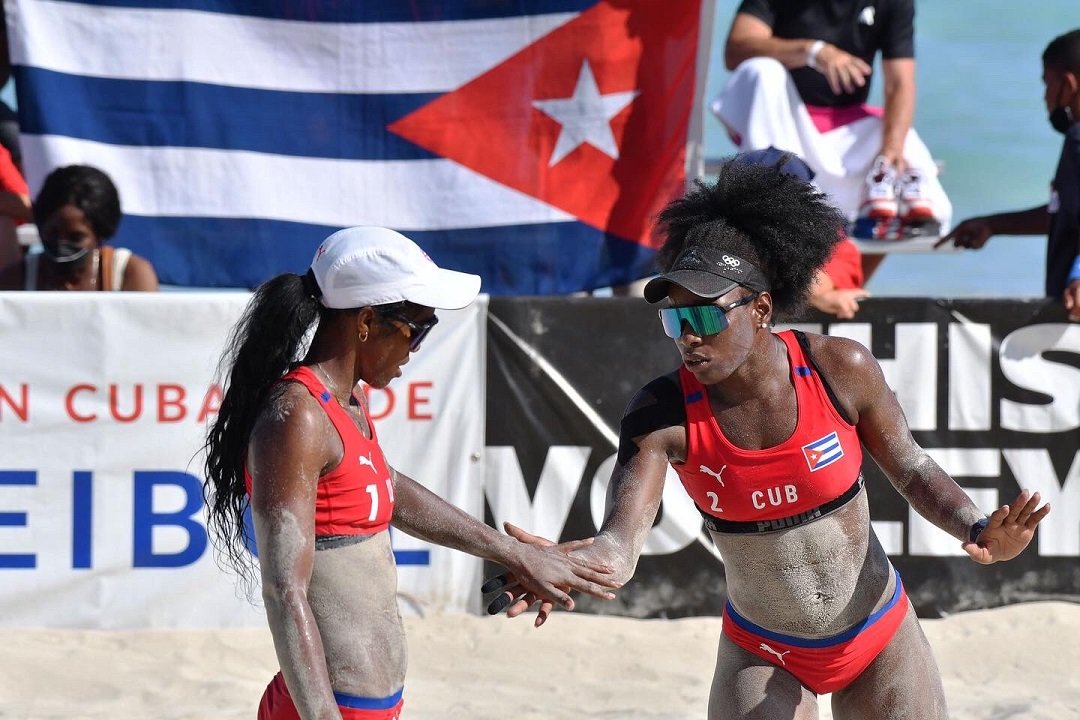 La pareja femenina cubana de voleibol de playa, de Leila Martínez y Lidianny Echeverría, campeonas del torneo regional de Varadero en 2022. Foto: @Norceca_Info / Twitter.