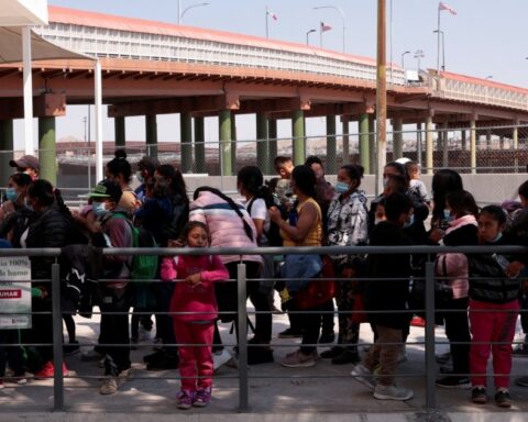 US judge blocks plan to lift Covid-19 border restrictions on migrants